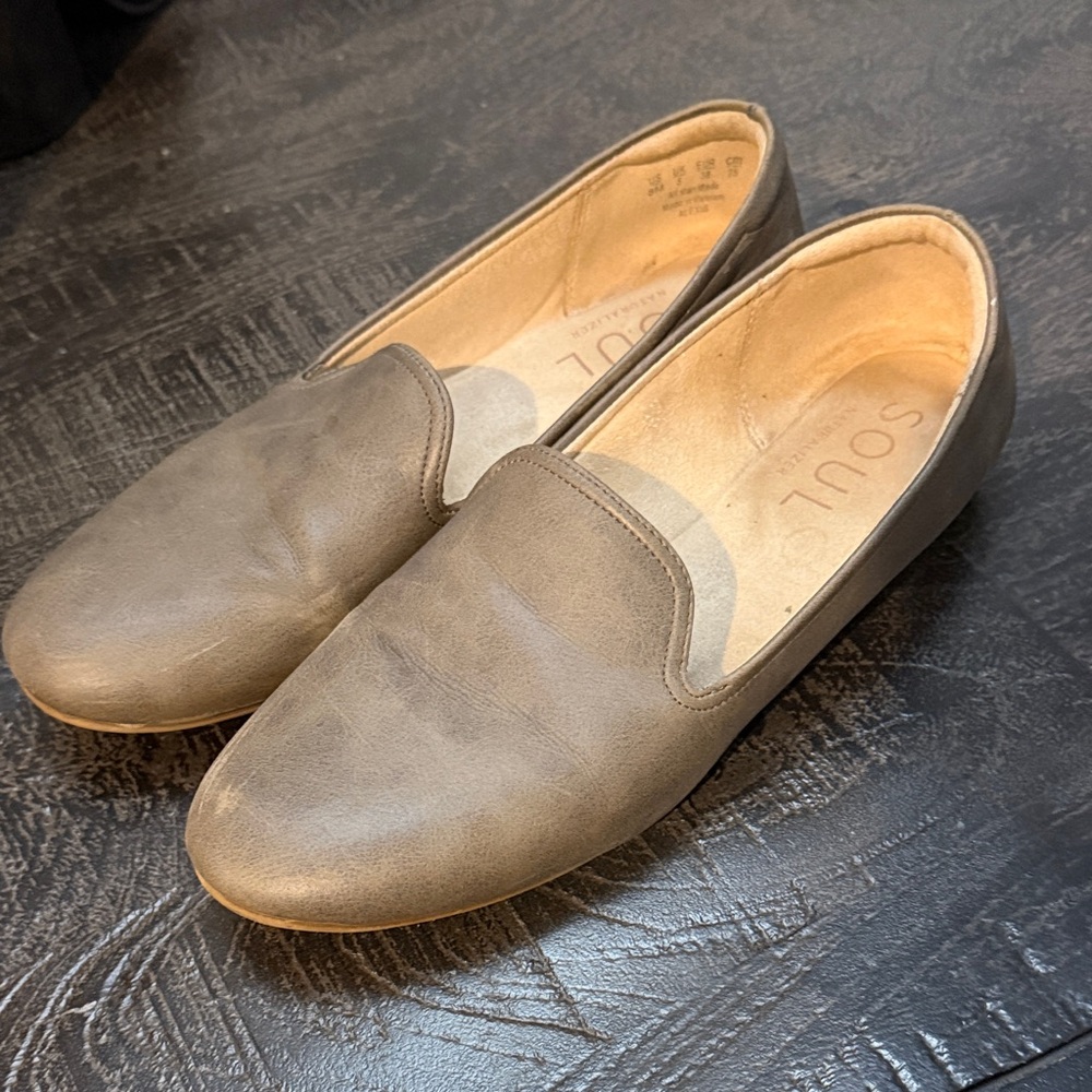 SOUL Naturalizer Women's Taupe Slip-On Flats - Picture 4 of 6